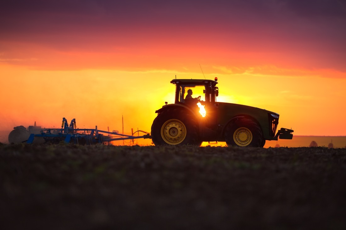 Sprzeda&#x017C;&#x20;ci&#x0105;gnik&#x00F3;w&#x20;rolni...